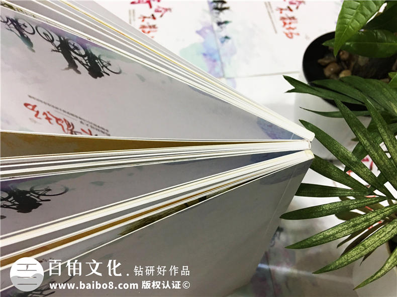 大學(xué)畢業(yè)禮物送什么好 大學(xué)同學(xué)畢業(yè)禮物送什么不妨看看畢業(yè)紀(jì)念冊第2張-宣傳畫冊,紀(jì)念冊設(shè)計(jì)制作-價格費(fèi)用,文案模板,印刷裝訂,尺寸大小