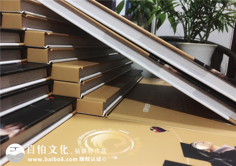 大學(xué)畢業(yè)相冊制作在多年后的回憶載體 大學(xué)畢業(yè)紀念冊的青春回憶！第6張-宣傳畫冊,紀念冊設(shè)計制作-價格費用,文案模板,印刷裝訂,尺寸大小