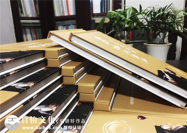 大學(xué)畢業(yè)相冊制作在多年后的回憶載體 大學(xué)畢業(yè)紀念冊的青春回憶！第2張-宣傳畫冊,紀念冊設(shè)計制作-價格費用,文案模板,印刷裝訂,尺寸大小