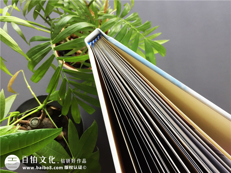 紀念冊制作就得這么做？第一步驟準備素材第二選擇設計公司第三...第2張-宣傳畫冊,紀念冊設計制作-價格費用,文案模板,印刷裝訂,尺寸大小