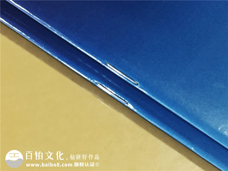專業(yè)的畫冊設(shè)計還需畫冊設(shè)計公司 其中畫冊設(shè)計師是重點！第2張-宣傳畫冊,紀(jì)念冊設(shè)計制作-價格費用,文案模板,印刷裝訂,尺寸大小