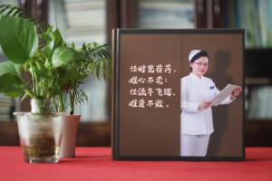 送給醫(yī)院領(lǐng)導的退休紀念相冊-贈主任醫(yī)師光榮離休影集照片書制作
